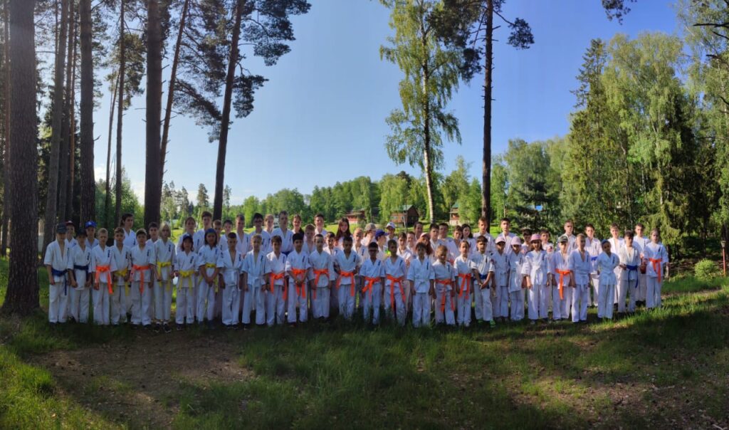 Каратисты из ШСК отдыхают и тренируются в летнем спортивном лагере в Подмосковье