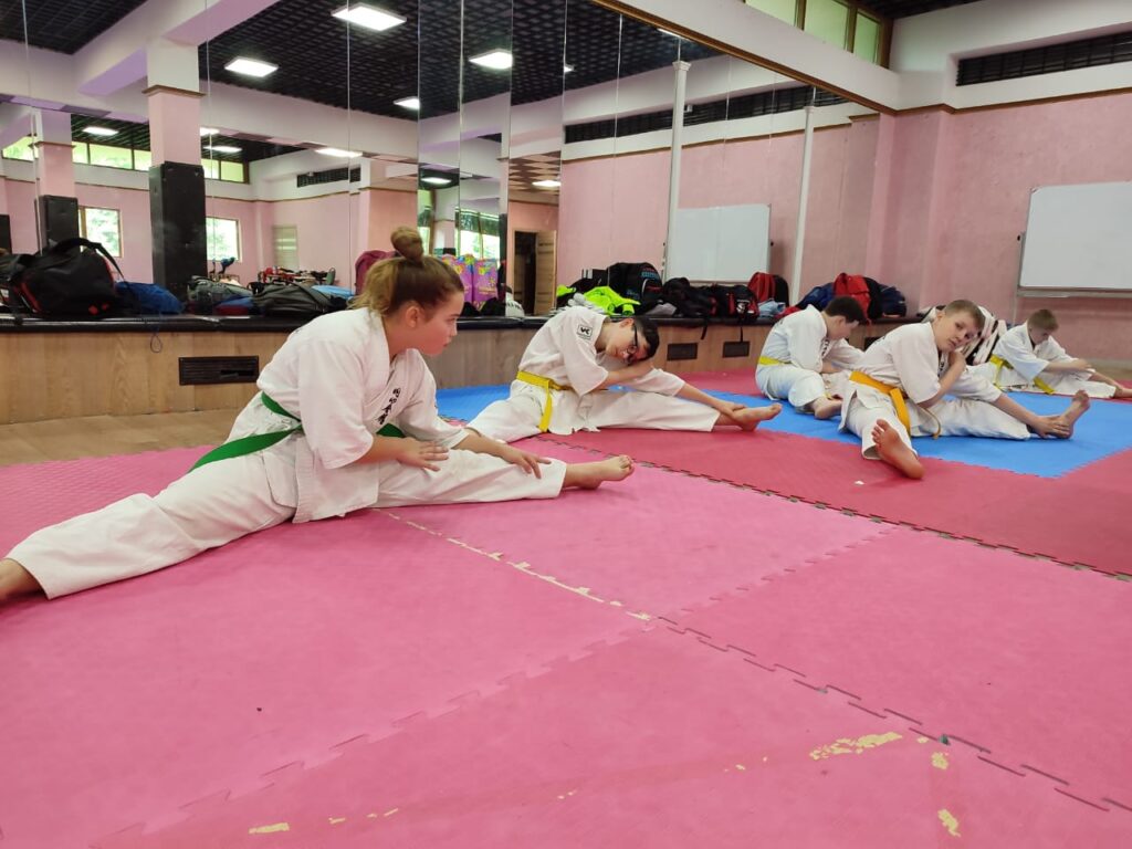 Каратисты из ШСК отдыхают и тренируются в летнем спортивном лагере в Подмосковье
