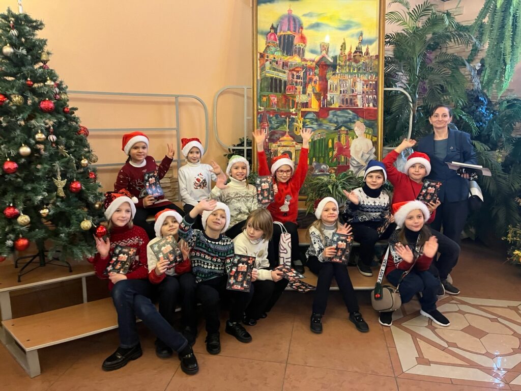 11 декабря ребята 2а и 2б класса приняли участие в городском Рождественском фестивале «Малая рампа Санкт-Петербурга»