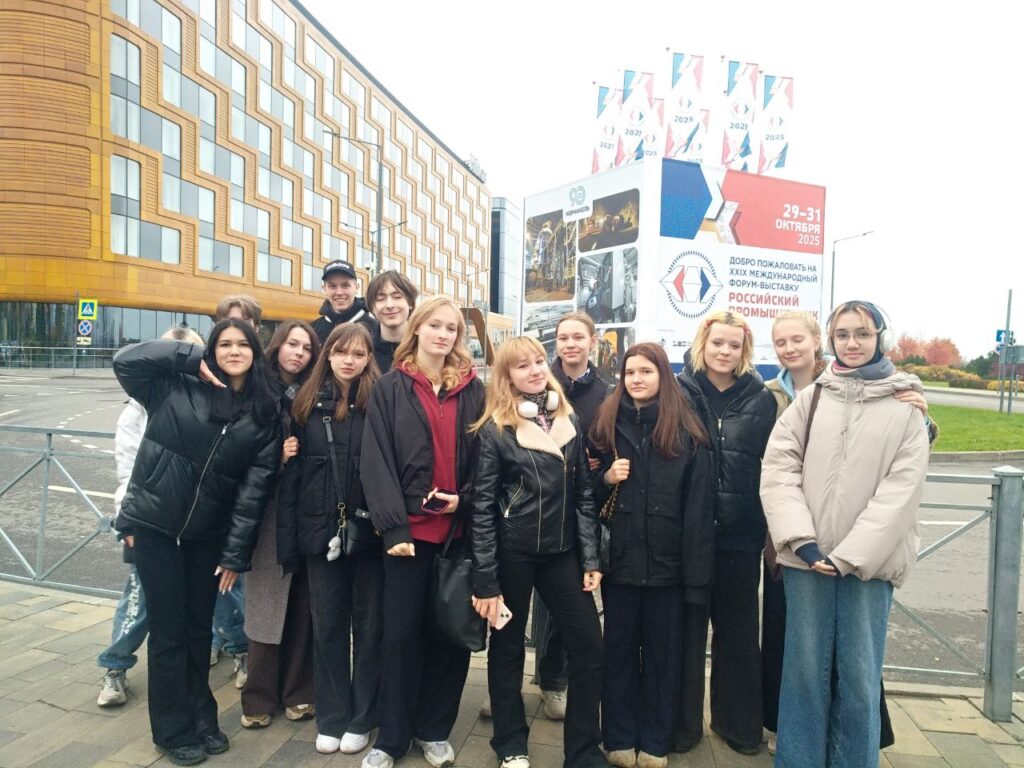 Экскурсия 11А класса ГБОУ школы №485 в Экспофорум: знакомство с вузами и образовательными возможностями