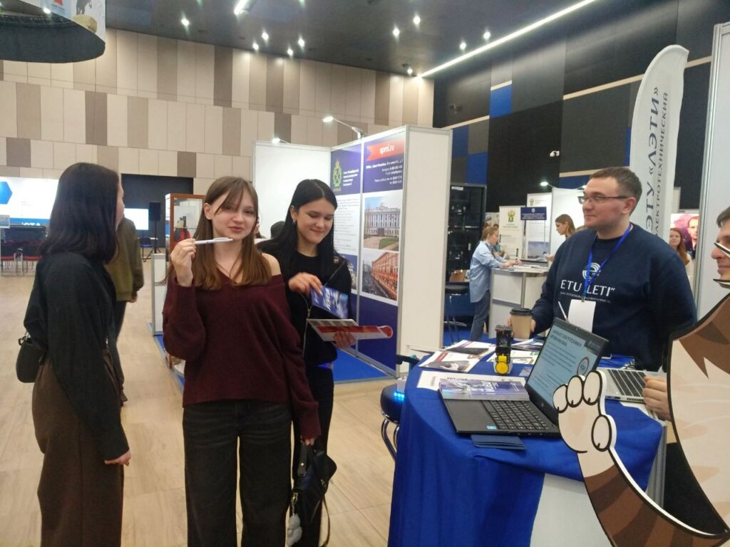 Экскурсия 11А класса ГБОУ школы №485 в Экспофорум: знакомство с вузами и образовательными возможностями